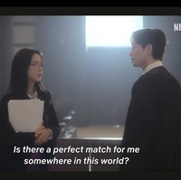 Berkat program simulasi kencan virtual berbasis langganan, karakter Jisoo BLACKPINK bisa masuk ke dunia yang berbeda. Ia tampak memakai toga saat bertemu Lee Hyun Wook di ruang persidangan. Foto: dok. Netflix