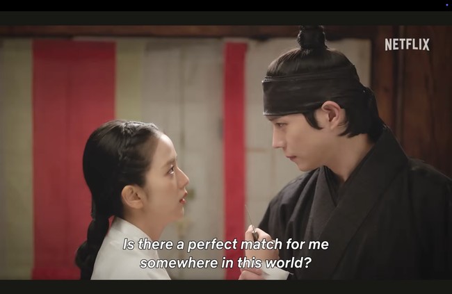 Kim Young Dae turut membuat penampilan spesial dalam drama komedi romantis ini. Hadir sebagai pria yang melindungi Jisoo BLACKPINK di era Joseon. Foto: dok. Netflix
