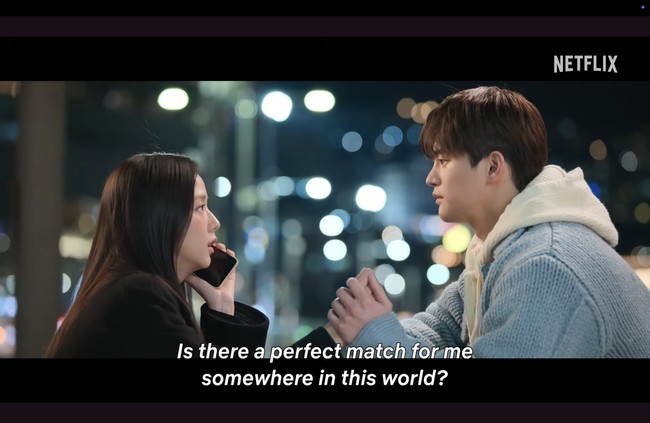 Jisoo BLACKPINK bertransformasi sebagai Seo Mi Rae, produser webtoon yang sibuk kerja dan betah single di drama Korea Netflix, Boyfriend on Demand. Karakternya sering lembur di kantor bareng Seo In Guk, tanpa sadar akan ada percikan asmara yang perlahan tumbuh di antara mereka. Foto: dok. Netflix