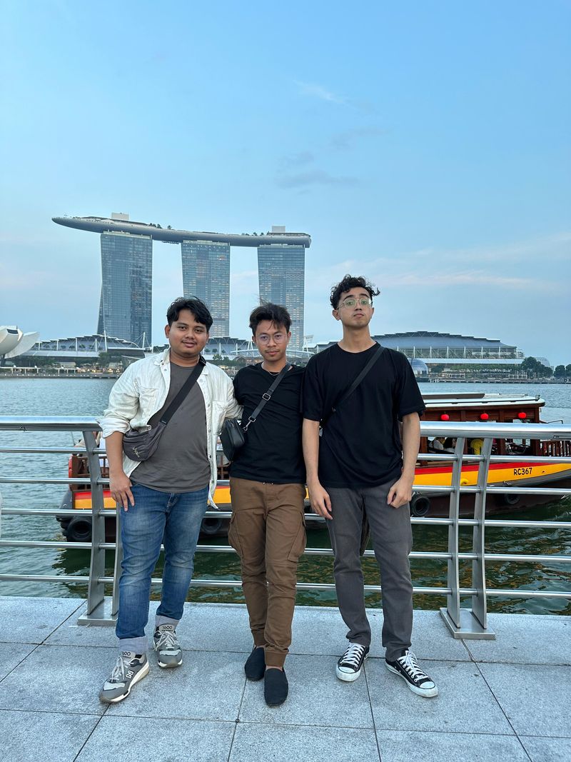 Fedra, Fani, dan Ramdhan di Singapura.