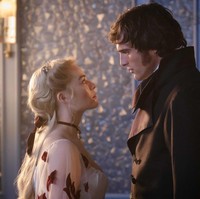 Sian Miller lebih lanjut membeberkan proses kreatifnya saat mendadani Margot Robbie dan Jacob Elordi baik untuk busana, rambut maupun makeup. Miller membaginya ke dalam beberapa babak, masing-masing dengan pilihan kecantikan berbeda sesuai tahap hubungan Cathy dan Heathcliff.  Foto: Dok. Warner Bros. Pictures