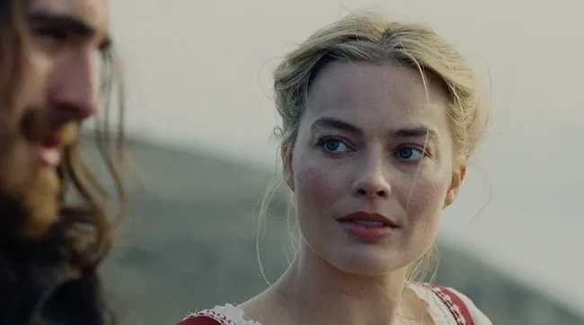 “Pada bagian pertama, berlatar padang liar Wuthering Heights, semuanya tentang tampilan seperti diterpa angin. Rambut dibuat berantakan dan kulit tampak alami. Lewat bintik-bintik dan pipi merona, penonton melihat ikatan masa kecil mereka berubah menjadi kerinduan dan hasrat,” ujarnya. Foto: Dok. Warner Bros. Pictures