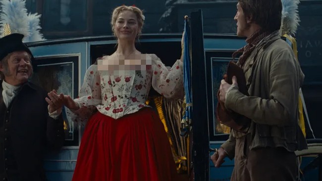 Miller mendadani Margot Robbie dengan pipi merah yang merona. Hal itu bukan tanpa alasan, menurutnya rona pipi dibuat lebih intens saat Cathy mulai menemukan seksualitasnya dan perasaannya pada Heathcliff makin dalam. “Selama ratusan tahun dalam lukisan potret, rona digunakan untuk menunjukkan masa muda, malu, atau gairah seksual,” kata Miller. Foto: Dok. Warner Bros. Pictures