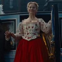 Miller mendadani Margot Robbie dengan pipi merah yang merona. Hal itu bukan tanpa alasan, menurutnya rona pipi dibuat lebih intens saat Cathy mulai menemukan seksualitasnya dan perasaannya pada Heathcliff makin dalam. “Selama ratusan tahun dalam lukisan potret, rona digunakan untuk menunjukkan masa muda, malu, atau gairah seksual,” kata Miller. Foto: Dok. Warner Bros. Pictures