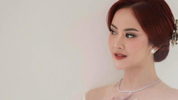 Gabriella Larasati Menyala Berambut Merah Saat Tunangan