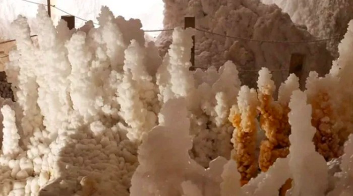 Garam yang terbentuk dalam waktu sangat lama.