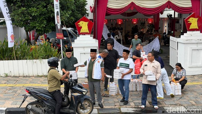 DPD Gerindra Sumut berbagi makanan kepada masyarakat untuk berbuka puasa