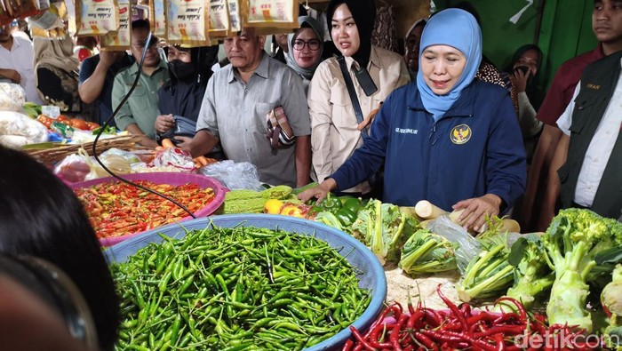 Gubernur Jatim Khofifah Indar Parawansa saat meninjau Pasar Larangan Sidoarjo.