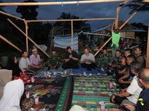 Gubsu Bobby Buka Puasa Perdana Bareng Warga Terdampak Banjir di Tapteng