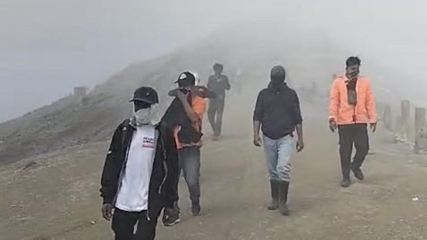 Tim SAR tengah melakukan pencarian pendaki yang dilaporkan hilang di puncak Gunung Ijen