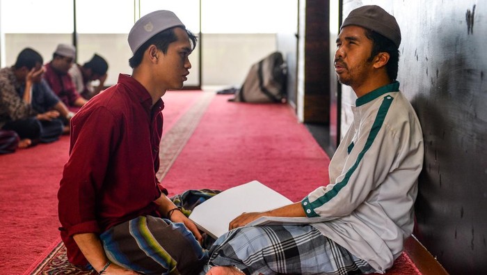 Santri tuna netra membaca Al Quran Braille di Pesantren Tunanetra Sam'an Darushudur di Cimenyan, Kabupaten Bandung, Jawa Barat, Kamis (19/2/2026). Sebanyak 27 santri tuna netra dari berbagai kota di Indonesia mengikuti kegiatan seperti menghafal Al Quran, sejarah Nabi dan shalat berjamaah di Pesantren khusus Tuna Netra Sam'an Darushudur pada hari pertama Ramadhan. ANTARA FOTO/Raisan Al Farisi/rwa.