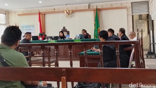 Ignatius Iwan Ardian (kacamata-paling kanan), saat menjalani sidang di PN Denpasar, Kamis (19/2/2026).