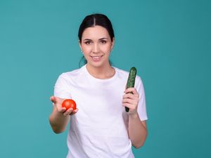 Jangan Cuma Lip Balm! 7 Makanan Ini Bisa Mengatasi Bibir Kering saat Puasa