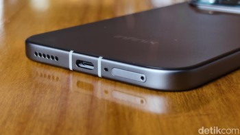 Untuk daya tahan, perangkat ini dibekali baterai 6500 mAh yang diklaim mampu digunakan untuk navigasi hingga 26 jam non-stop. Varian Pro mendukung 90W fast charging dengan fitur liquid detection dan night charging protection. Foto: Adi Fida Rahman/detikINET