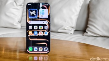 Untuk software, perangkat ini menjalankan XOS 16 dan mendapat jaminan 3 tahun pembaruan OS serta 5 tahun patch keamanan. Fitur AI terintegrasi mencakup AI Suggestion, AI Snap Memo, AI Mindhub, serta dukungan Google seperti Circle to Search dan Gemini AI. Foto: Adi Fida Rahman/detikINET