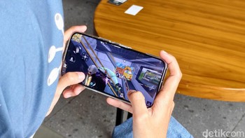 HP ini ditenagai oleh Snapdragon 7s Gen 4. Dengan skor AnTuTu hingga 1,1 juta, performanya meningkat drastis dibanding generasi sebelumnya. Gaming terasa lebih mulus, multitasking lebih stabil, dan penggunaan harian yang intensif menjadi jauh lebih responsif Foto: Adi Fida Rahman/detikINET
