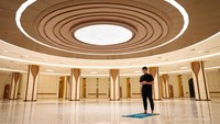Ini juga salah satu bagian yang digunakan untuk salat. Ruangan ini didominasi warna cokelat dan krem serta sentuhan warna putih dari penerangan. Foto: Humas Otorita IKN