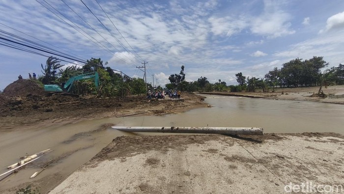 Jalan cor beton di Jalur Semarang - Purwodadi putus diterjang banjir bandang tanggul Sungai Tuntang Demak yang jebol pada Senin (16/2). Foto diambil pada Kamis (19/2).