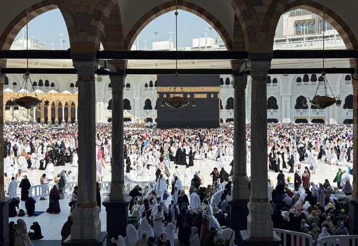 Muslims gather during the holy month of Ramadan at the Grand Mosque in the holy city of Mecca, Saudi Arabia, February 18, 2026. REUTERS/Ibraheem Abu Mustafa     TPX IMAGES OF THE DAY