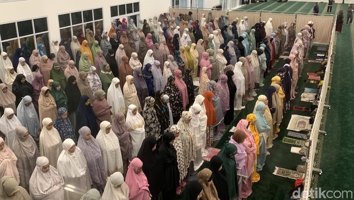 Jemaah Salat Tarawih di Masjid Al Falah Darmo Surabaya
