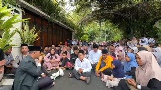 Viral Warga Tahlilan di 'Tembok Ratapan Solo', Apa Kata Ajudan Jokowi?