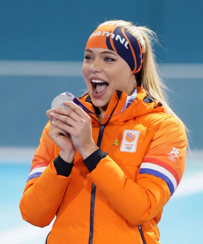 Atlet seluncur cepat asal Belanda, Jutta Leerdam, jadi sorotan karena kemenangannya. Wanita 27 tahun tersebut pulang dari Milan dengan medali emas dan perak. Foto: Instagram @juttaleerdam