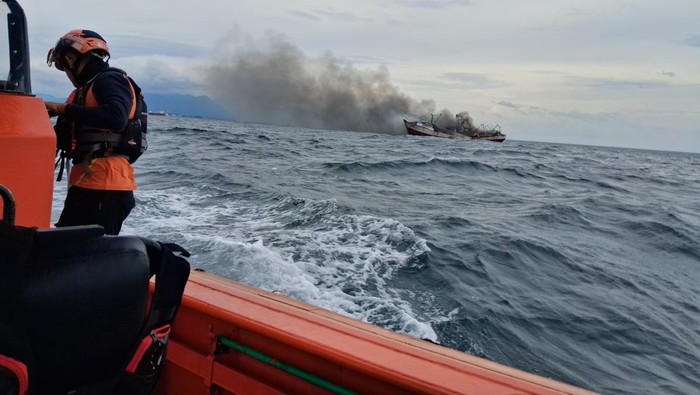 Kapal Nelayan KM Marina Terbakar di Perairan Pulau Ular Cilegon, 1 ABK Tewas dalam Kebakaran MISTERIUS