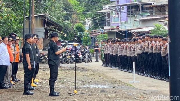 Kapolda Metro Jaya Irjen Asep Edi Suheri dan Wakapolda Metro Jaya Brigjen Dekananto Eko Purwono melaksanakan bersih-bersih atau korve di Kolong Tol Priok Jakut. (Devi/detikcom).