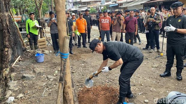 Kapolda Metro Jaya Irjen Asep Edi Suheri dan Wakapolda Metro Jaya Brigjen Dekananto Eko Purwono melaksanakan bersih-bersih atau korve di Kolong Tol Priok Jakut. (Devi/detikcom).