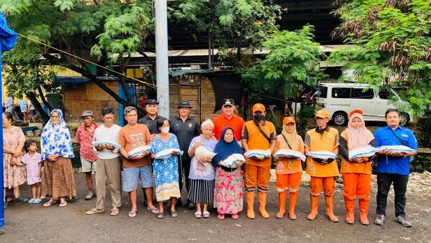 Kapolda Metro Jaya Irjen Asep Edi Suheri dan Wakapolda Metro Jaya Brigjen Dekananto Eko Purwono melaksanakan bersih-bersih atau korve di Kolong Tol Priok Jakut. (Dok istimewa).