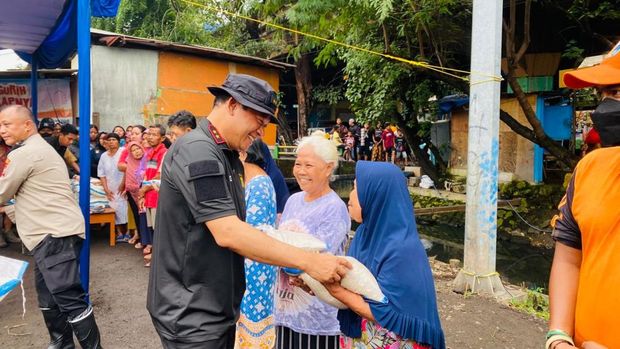 Kapolda Metro Jaya Irjen Asep Edi Suheri dan Wakapolda Metro Jaya Brigjen Dekananto Eko Purwono melaksanakan bersih-bersih atau korve di Kolong Tol Priok Jakut. (Dok istimewa).