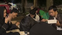 Karina Ranau memang sering datang ke makam Epy Kusnandar. Termasuk saat sahur, ia mengajak anak dan karyawan untuk makan sahur di makam Epy Kusnandar. Foto: dok Instagram Karina Ranau