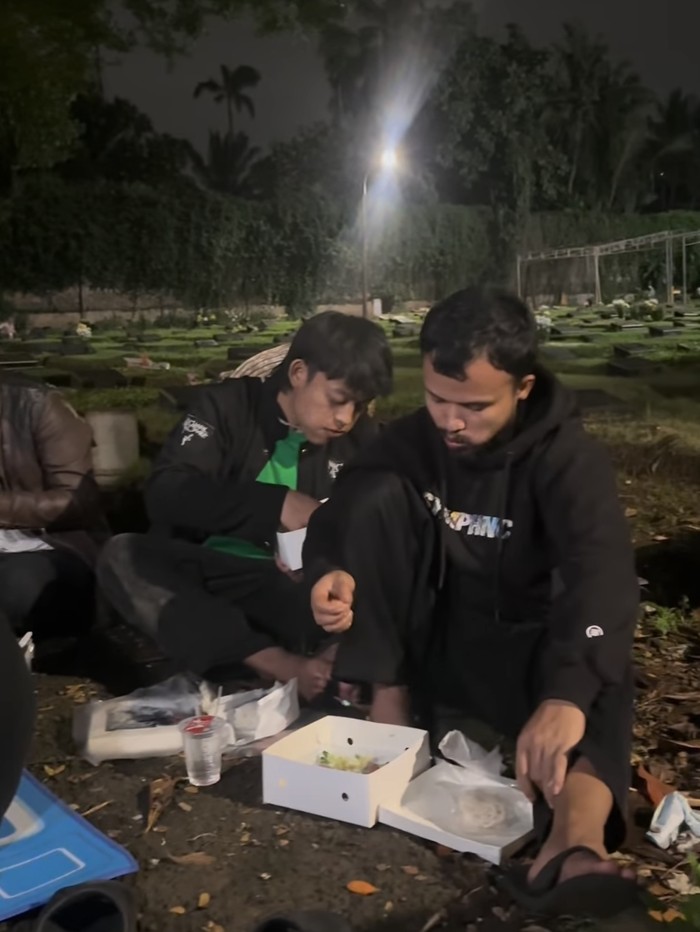 Momen Karina Ranau Ajak Anak dan Karyawan Sahur di Makam Epy Kusnandar