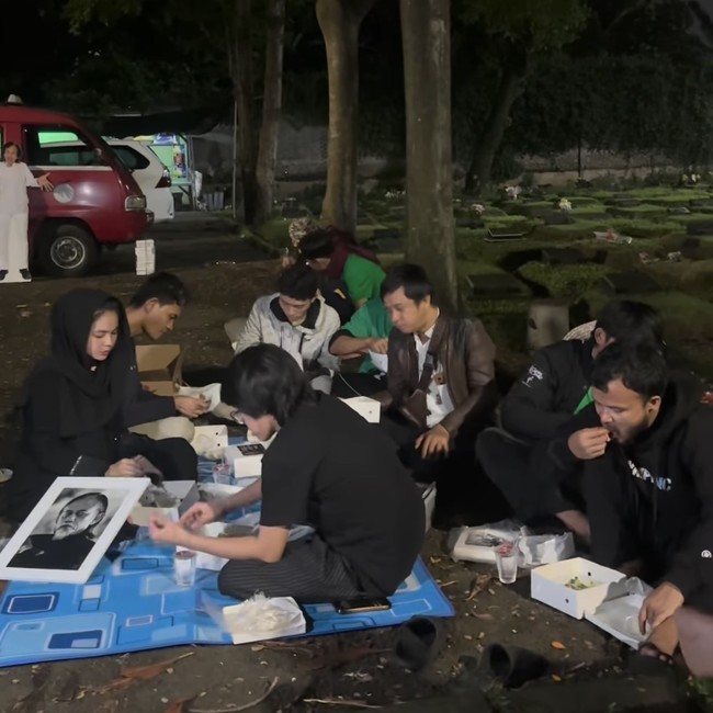 Rencana Istri Mau Lebaran di Makam Epy Kusnandar