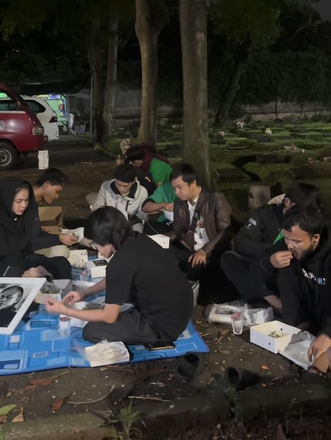 Rencana Istri Mau Lebaran di Makam Epy Kusnandar