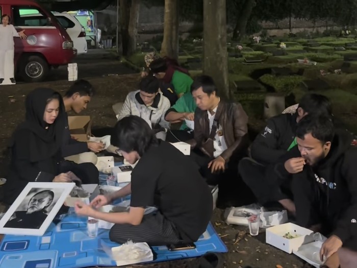 Momen Karina Ranau Ajak Anak dan Karyawan Sahur di Makam Epy Kusnandar