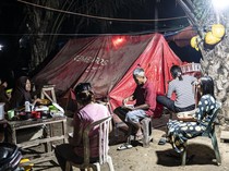 Kebersamaan Sahur Penyintas Bencana di Pengungsian Aceh Tamiang