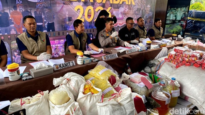 Konferensi pers kasus mi berformalin di Mapolda Jabar.