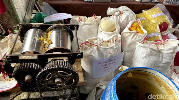 Konferensi pers kasus mi berformalin di Mapolda Jabar.