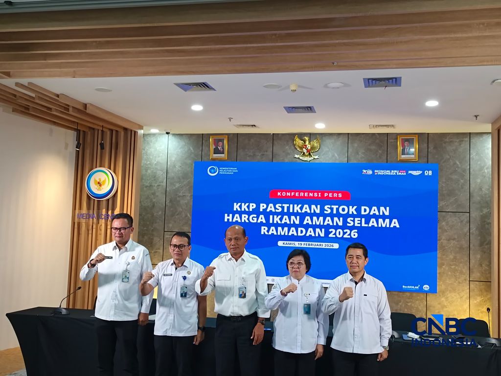 Konferensi Pers terkait Stok dan Harga Ikan Aman Selama Ramadan 2026, di kantor KKP, Jakarta, Kamis (19/2/2026). (CNBC Indonesia/Martyasari Rizky)