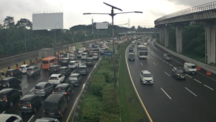 **Interchange Cawang Tercekam Kendaraan dari Luar Jakarta, Lalin Padat Sejak Halim**