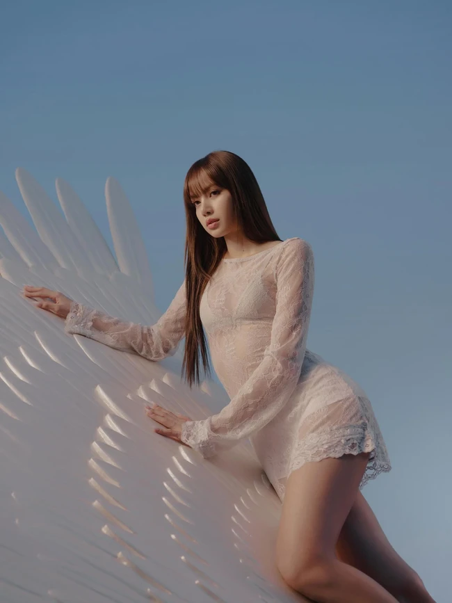 Lewat akun Instagram-nya, Lisa membagikan momen behind the scenes pemotretan campaign ini. Tak sedikit netizen yang terpana karena beberapa gaun renda menonjolkan gaya seksinya, hanya berbalut bra dan underwear. Foto: dok. Kith