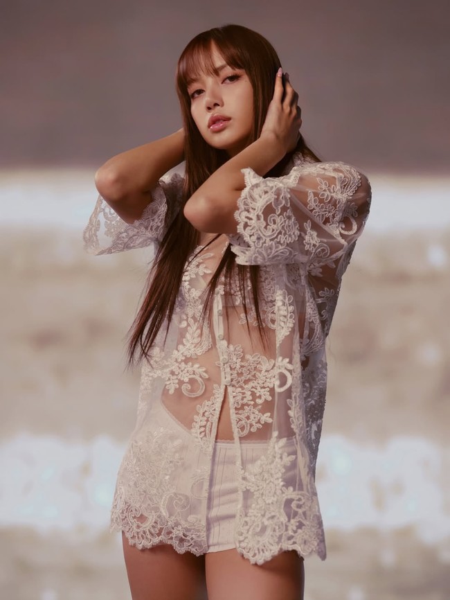 Lisa BLACKPINK lagi-lagi membuat netizen heboh lewat kolaborasi fashion terbarunya. Kali ini, ia tak hanya jadi model tapi resmi jadi guest designer untuk koleksi Kith Women Spring 2026. Foto: dok. Kith
