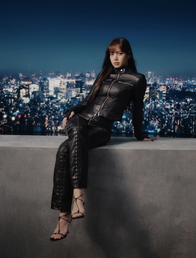 Penggemar yang ingin kembaran dengan Lisa BLACKPINK dapat menantikan perilisan koleksi Kith Women Spring 2026 rancangannya pada 20 Februari. Item dapat dibeli online maupun offline di gerai Kith di seluruh dunia. Foto: dok. Kith