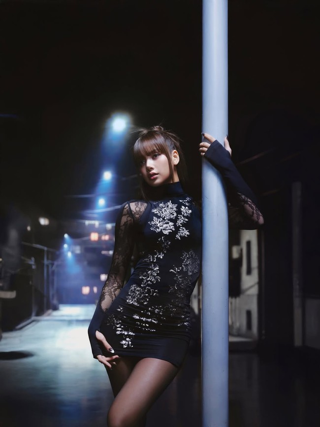 Pelantun ‘Rockstar’ itu menunjukkan totalitasnya dalam berkarya. Ia ikut mendesain sekaligus memperagakan langsung busana rancangannya sendiri. Vibes yang dihadirkan dari setiap bajunya terasa personal dan authentic. Foto: dok. Kith