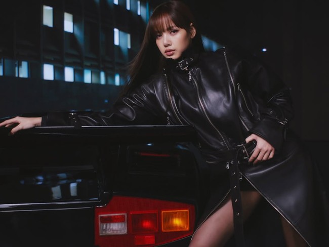 Salah satu item yang paling mencuri perhatian adalah Hera Convertible Leather Coat. Terbuat dari kulit domba asli dengan banyak detail zipper, yang bisa di-styling untuk pemakaian berbeda. Foto: dok. Kith