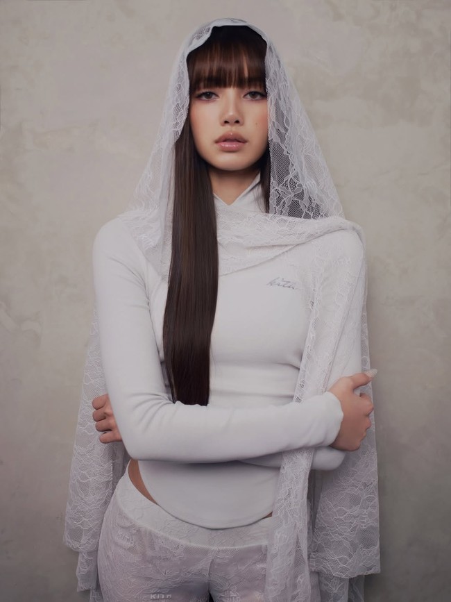 Ini bukan kolaborasi pertama Lisa bersama Kith. Sebelumnya, ia pernah terlibat di koleksi Women Summer 2024. Berselang dua tahun, Lisa menuangkan idenya untuk rancangan capsule collection dengan konsep “Hopeless Romantic” dan “After Dark” yang bold. Foto: dok. Kith
