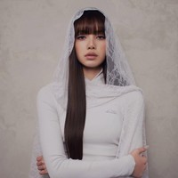 Ini bukan kolaborasi pertama Lisa bersama Kith. Sebelumnya, ia pernah terlibat di koleksi Women Summer 2024. Berselang dua tahun, Lisa menuangkan idenya untuk rancangan capsule collection dengan konsep “Hopeless Romantic” dan “After Dark” yang bold. Foto: dok. Kith