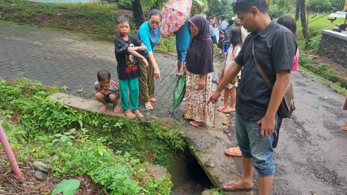 Lokasi balita hanyut di selokan Desa Tambakroto, Kecamatan Kajen, Kabupaten Pekalongan, Kamis (19/2/2026).