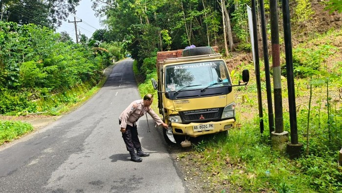 Polisi mengecek truk yang menabrak motor bonceng tiga di Jalan Panggang-Wonosari, Panggang II, Giriharjo, Panggang, Gunungkidul, Kamis (19/2/2026).